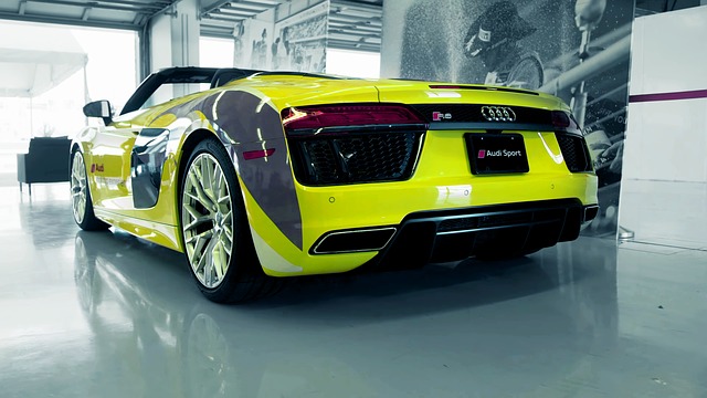 黄色のスポーツカー